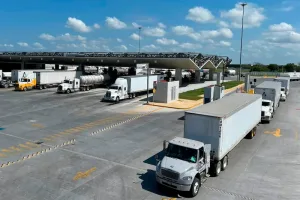 Camiones de carga en una aduana fronteriza de México