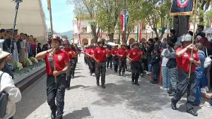Familias observan el desfile cívico-militar del 16 de septiembre en San Cristóbal de Las Casas