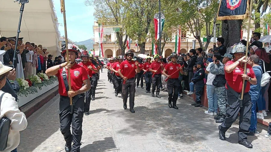 Familias observan el desfile cívico-militar del 16 de septiembre en San Cristóbal de Las Casas