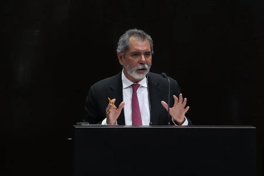 Édgar Amador Zamora expone ante los micrófonos durante su comparecencia