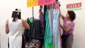 Expositores y visitantes en una edición de El Tianguis Tuxtla