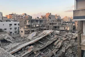 Equipos trabajan entre edificios destruidos en Gaza durante la recuperación de cuerpos