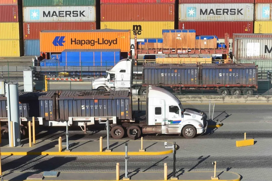 Contenedores de carga en el puerto de Manzanillo, vinculados con el comercio exterior de México