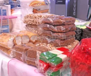 Expositoras y asistentes en la Feria Gastronómica Sabores Zoques de Chiapas en Tuxtla Gutiérrez