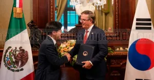 Marcelo Ebrard y representantes de México y Corea durante el foro bilateral de negocios
