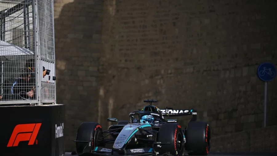 El monoplaza de George Russell durante el Gran Premio de Azerbaiyán de Fórmula 1