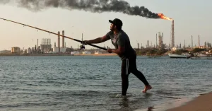 Instalaciones petroleras junto a la costa en la fotografía del reporte sobre la industria venezolana