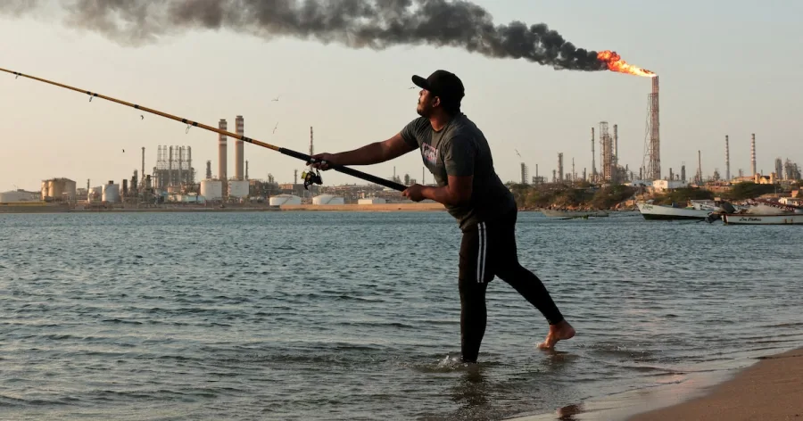 Instalaciones petroleras junto a la costa en la fotografía del reporte sobre la industria venezolana
