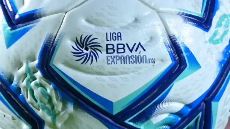 Balón de futbol junto a los emblemas de Liga MX y Liga de Expansión