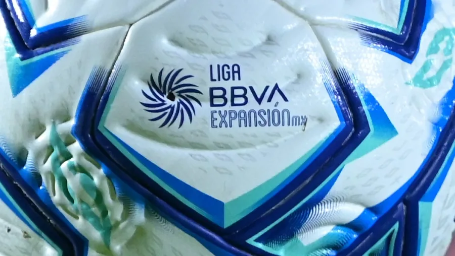 Balón de futbol junto a los emblemas de Liga MX y Liga de Expansión