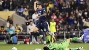 Balón y cancha de futbol profesional en México