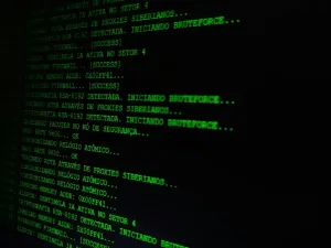 Persona usando un teléfono móvil durante una investigación sobre datos personales