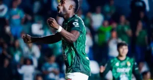 Diber Cambindo festeja uno de sus goles en la victoria de León sobre Atlético de San Luis