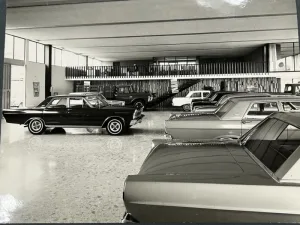 Agencia automotriz histórica con vehículos en exhibición