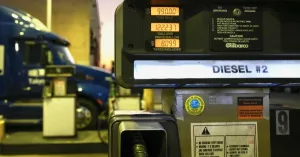 Despacho de diésel en una estación de servicio en México