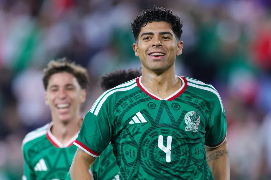 Víctor Guzmán disputa el balón durante el partido amistoso entre México y Perú en Nueva Jersey