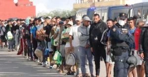 Embarcación con personas migrantes durante una ruta marítima hacia Europa