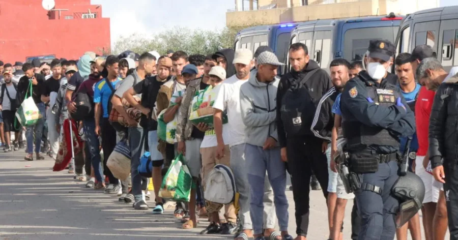 Embarcación con personas migrantes durante una ruta marítima hacia Europa