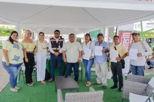Personal municipal y de CFE durante el módulo de atención en Huixtla