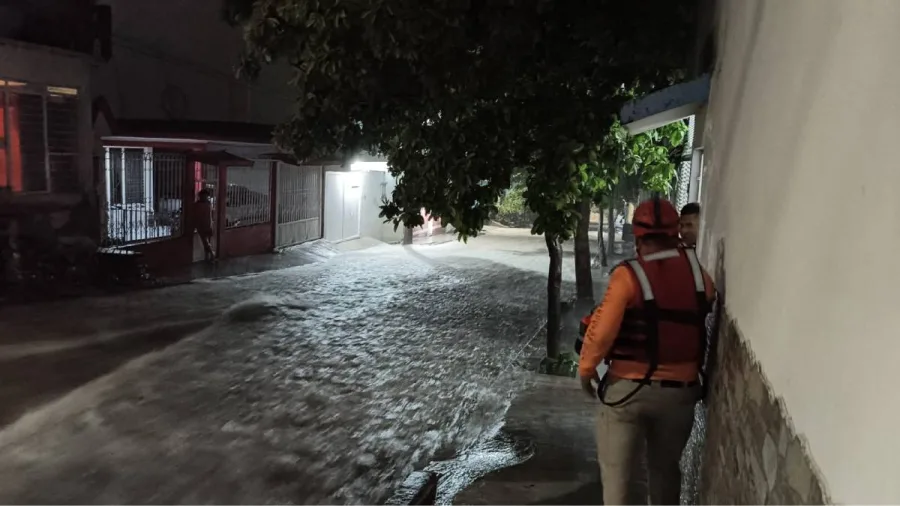 Personal de Protección Civil durante el operativo por lluvias en Tuxtla Gutiérrez
