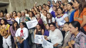 Mujeres reunidas en el Congreso de Chiapas durante actividades por la paridad política