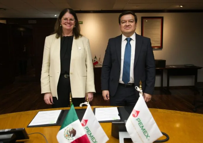 Representantes de Pemex y Woodside durante la firma de un memorando de entendimiento