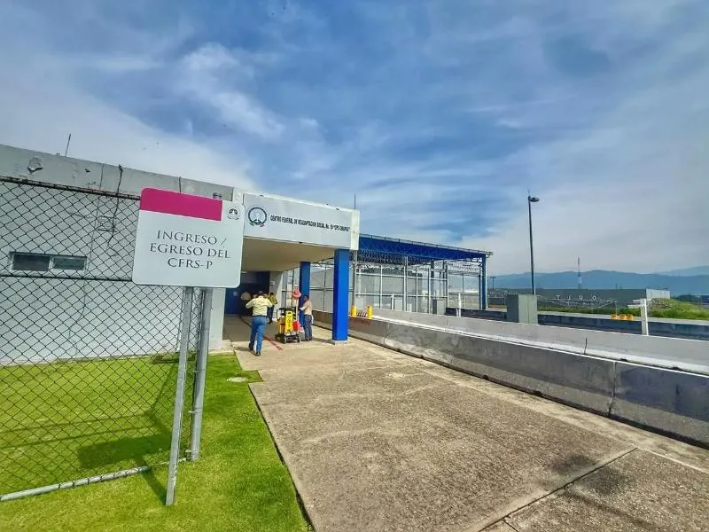 Acceso al centro federal de reinserción social en Villa Comaltitlán