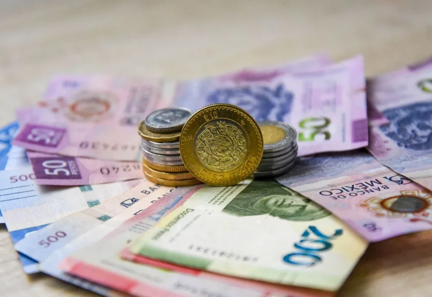 Billetes y monedas mexicanas durante una jornada de movimientos cambiarios
