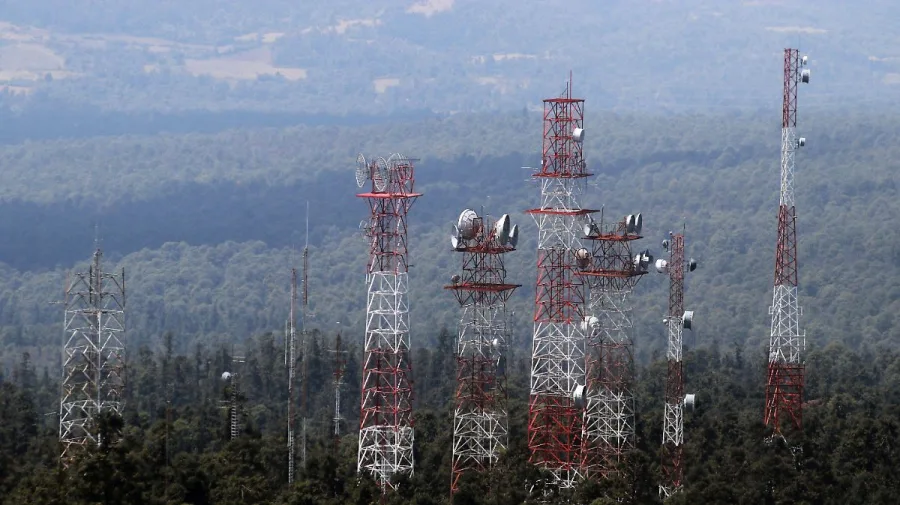 Infraestructura de telecomunicaciones que requiere permisos de obra y mantenimiento