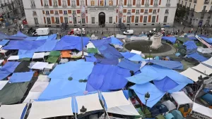 Manifestantes reunidos en la Puerta del Sol de Madrid durante una protesta por la vivienda