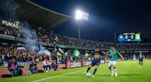 Jugadores de Pumas y León durante un partido de futbol
