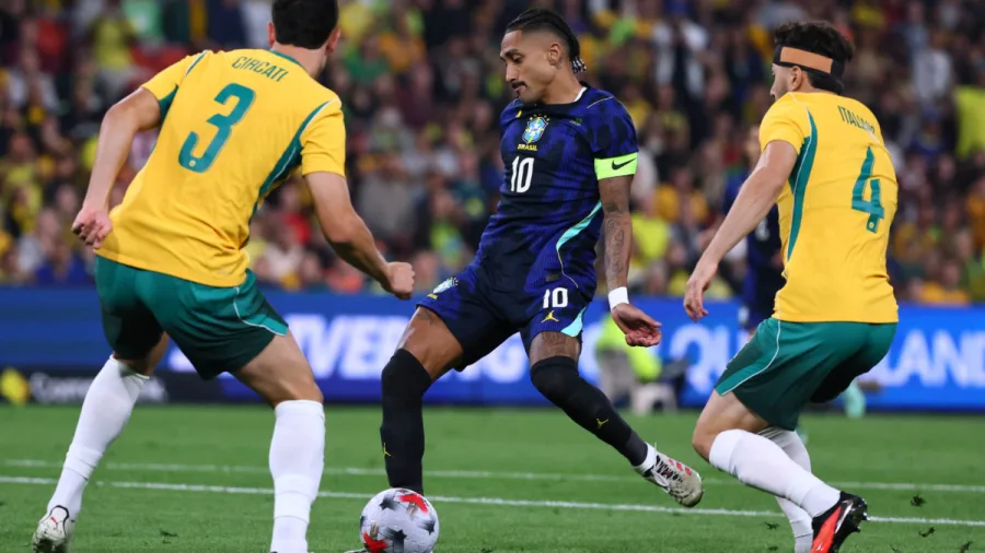 Raphinha disputa el balón entre futbolistas de Australia durante el amistoso con Brasil