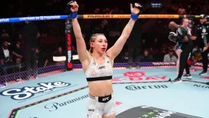 Regina Tarín durante su pelea contra JJ Aldrich en Noche UFC