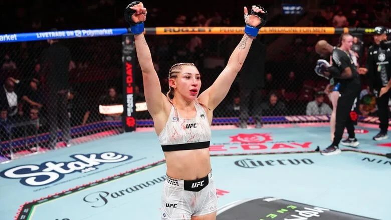 Regina Tarín durante su pelea contra JJ Aldrich en Noche UFC