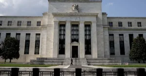 Edificio de la Reserva Federal de Estados Unidos durante anuncio de política monetaria
