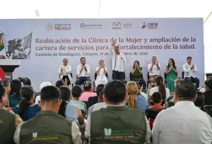Autoridades durante la reubicación de la Clínica de la Mujer y Parto Humanizado en Comitán