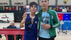Santiago de la Luz durante competencia de boxeo