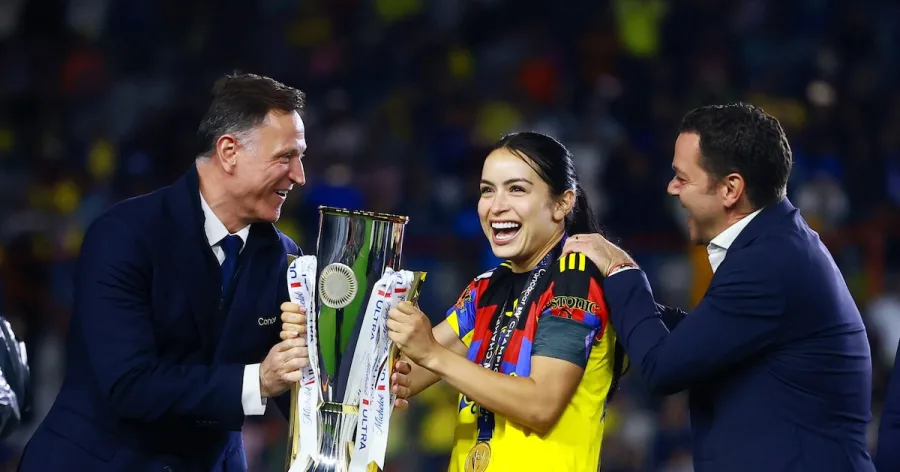 Scarlett Camberos con el uniforme del América Femenil
