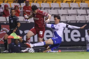 Jugadores de Toluca y Puebla disputan el balón en el Estadio Cuauhtémoc
