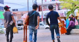 Personal del DIF durante acciones de atención a niñas, niños y adolescentes en Tuxtla Gutiérrez