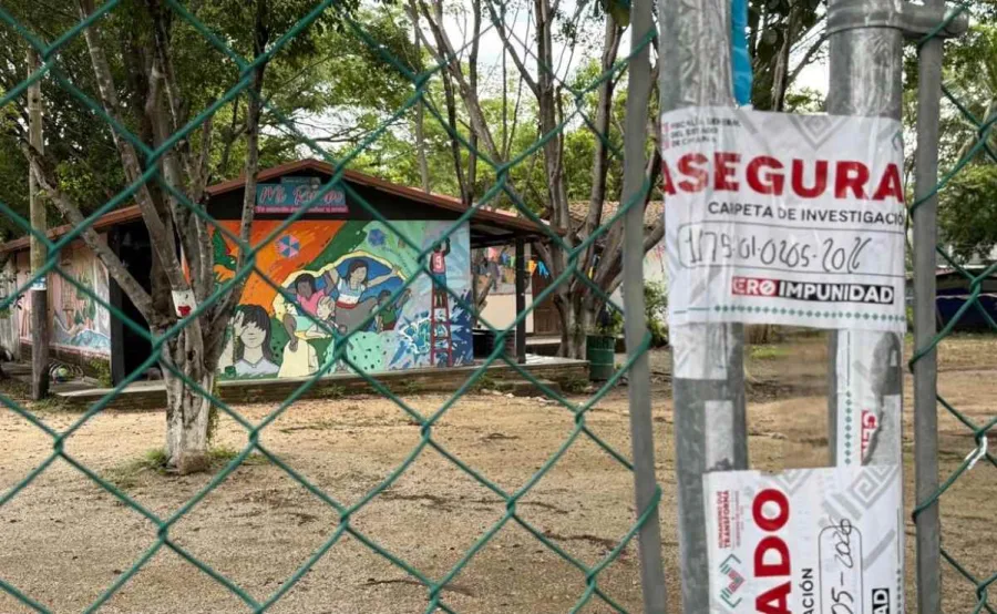 Instalaciones de Vientos Culturales en Tuxtla con un sello de aseguramiento fotografiado en la entrada