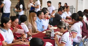 Estudiantes y familias durante una actividad de la Beca Rita Cetina
