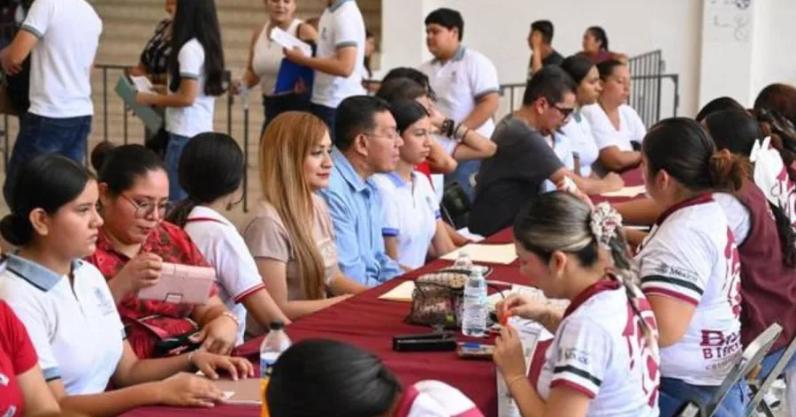 Estudiantes y familias durante una actividad de la Beca Rita Cetina