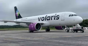 Avión de Volaris en pista durante operaciones de la aerolínea