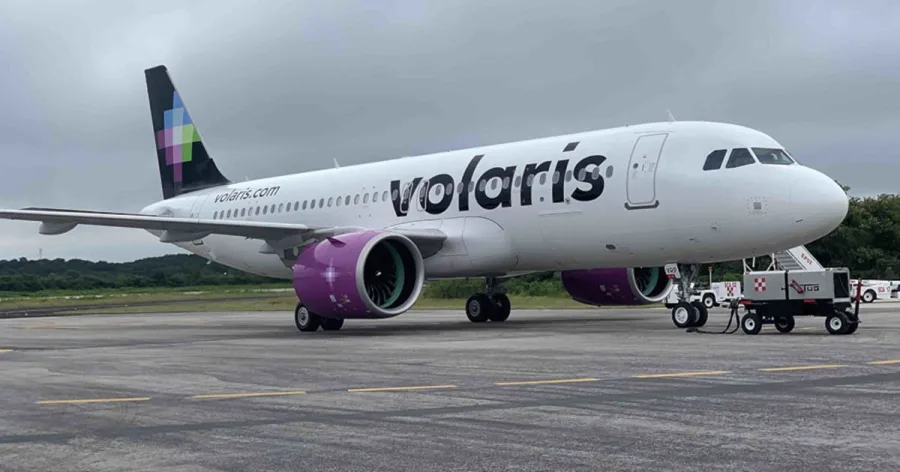 Avión de Volaris en pista durante operaciones de la aerolínea