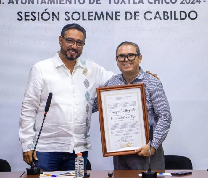 Autoridades municipales y de la UNACH durante el anuncio de una nueva sede universitaria en Tuxtla Chico