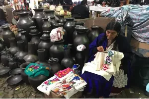 Mujeres artesanas elaboran textiles tradicionales