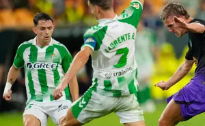 Jugadores de Barcelona y Real Betis durante el partido en La Cartuja