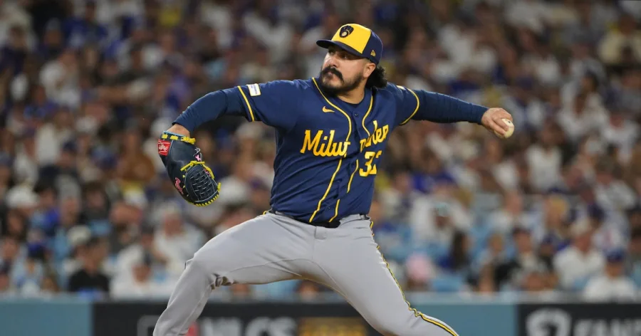 Jugadores de Milwaukee Brewers celebran su clasificación a la Serie Mundial de 2026