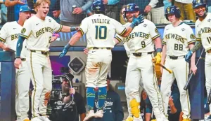 Jugadores de Milwaukee Brewers celebran durante la Serie Mundial 2026